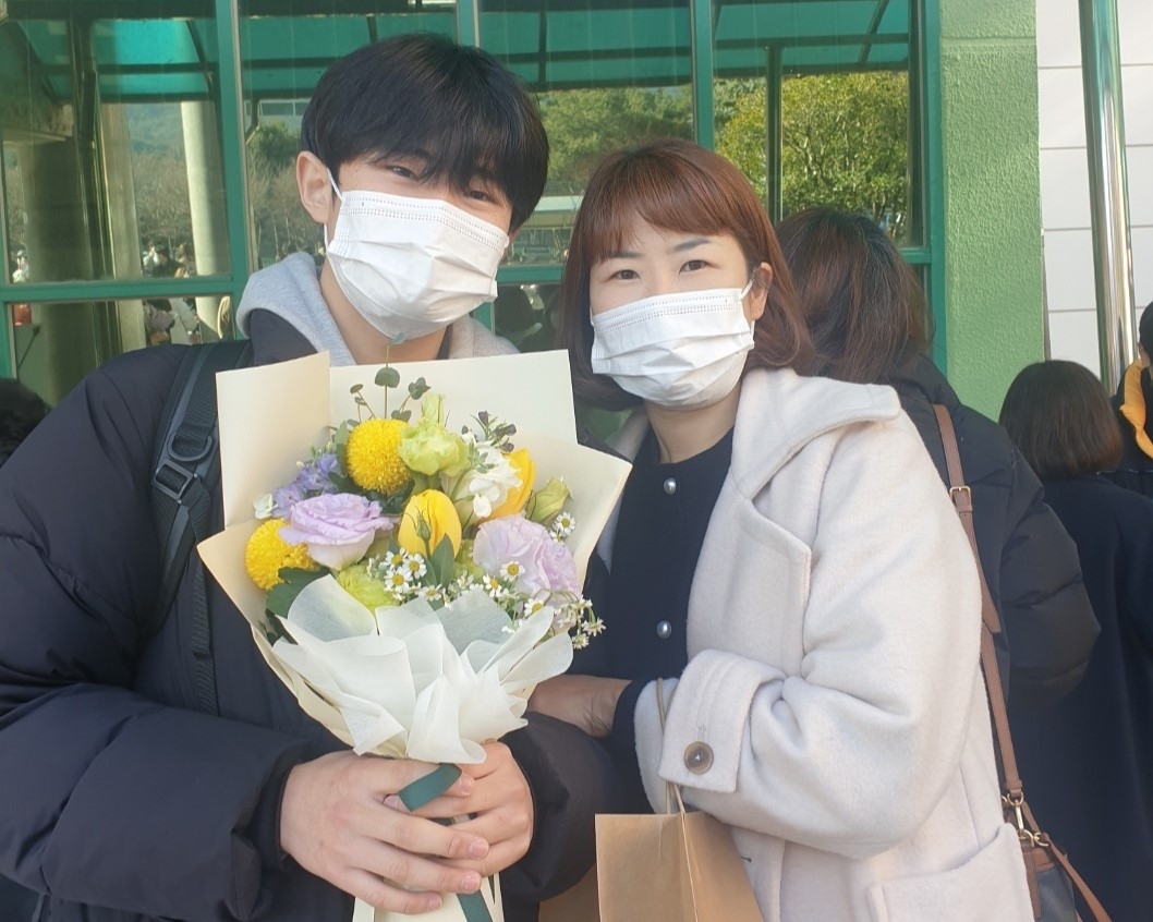 뇌사장기기증으로 생명을 살리고 세상을 떠난 박유현(17)군과 박군의 어머니. 한국장기조직기증원 제공