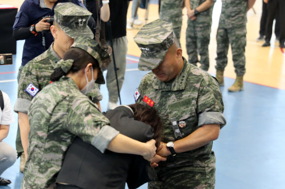 경북 예천 실종자 수색에 투입됐다가 숨진 채모 상병 분향소가 마련된 포항 해병대 1사단 내 김대식관에서 채상병의 어머니가 김계환 해병대 사령관(오른쪽)과 얘기하던 중 흐느끼고 있다. 2023.7.20. 연합뉴스