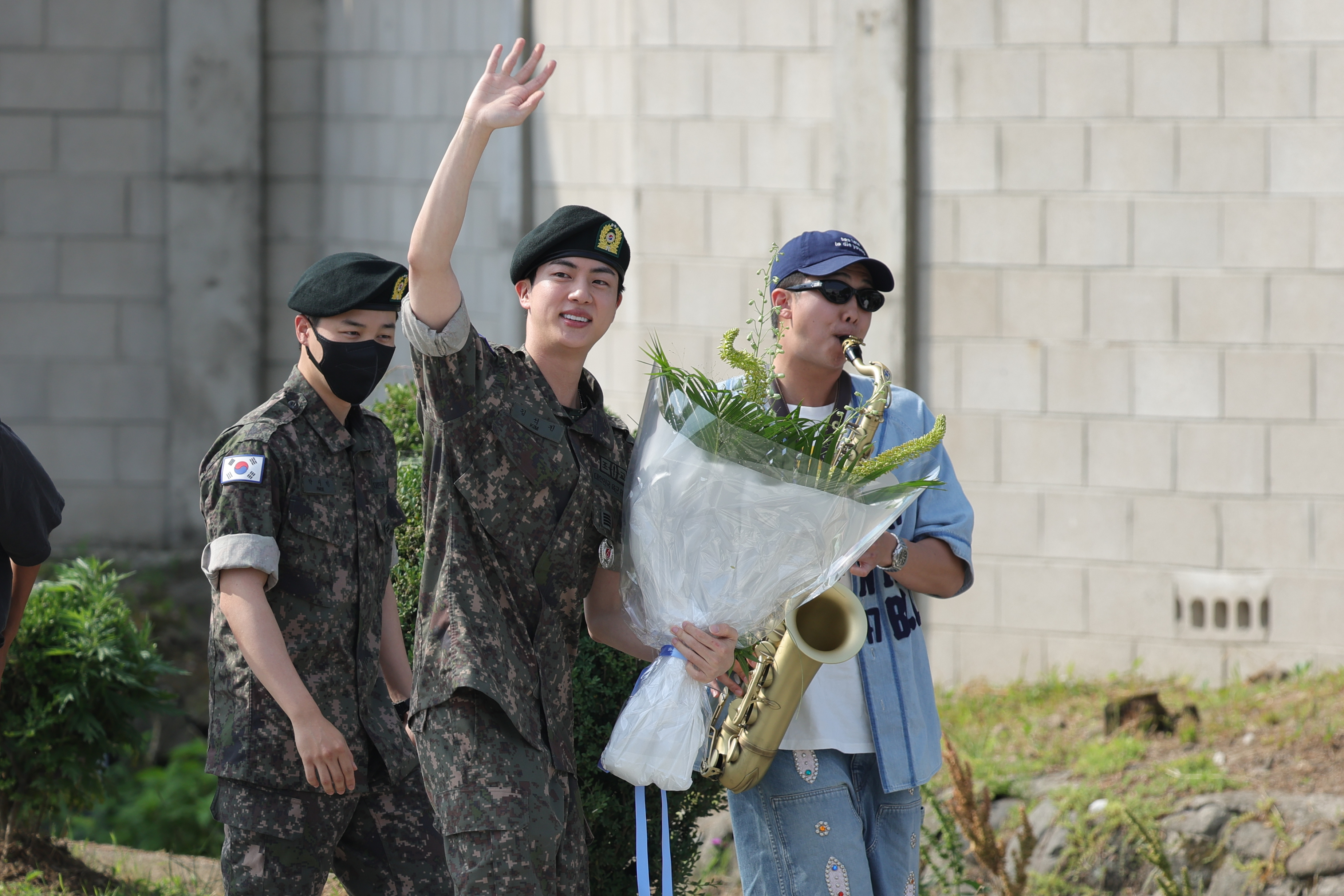 RM의 축하연주 받으며 전역하는 진