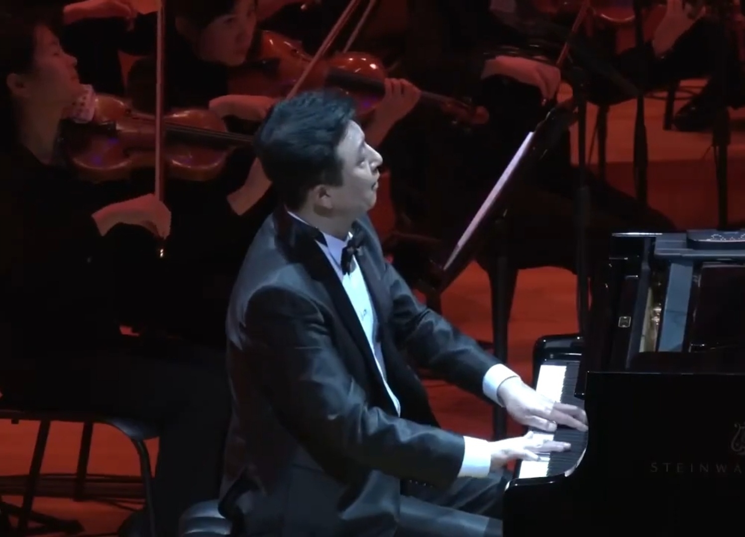 황상혁씨가 지난해 11월 롯데콘서트홀에서 열린 극동방송 가을음악회에서 자신이 편곡한 ‘아리랑’을 연주하는 모습. 황상혁씨 제공