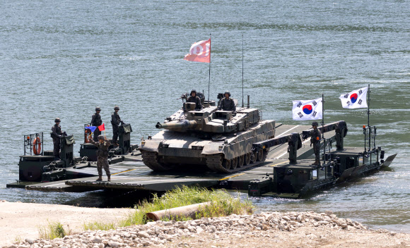 수룡 통해 문교 도하하는 K2