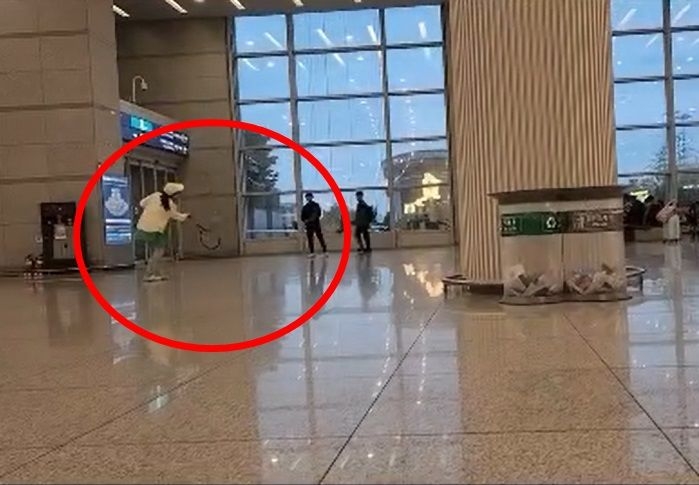 지난 12일 온라인 커뮤니티 ‘보배드림’에는 한 커플이 인천국제공항 청사 내부 출입구 앞에서 테니스를 즐기는 영상이 올라왔다. 보배드림 캡처