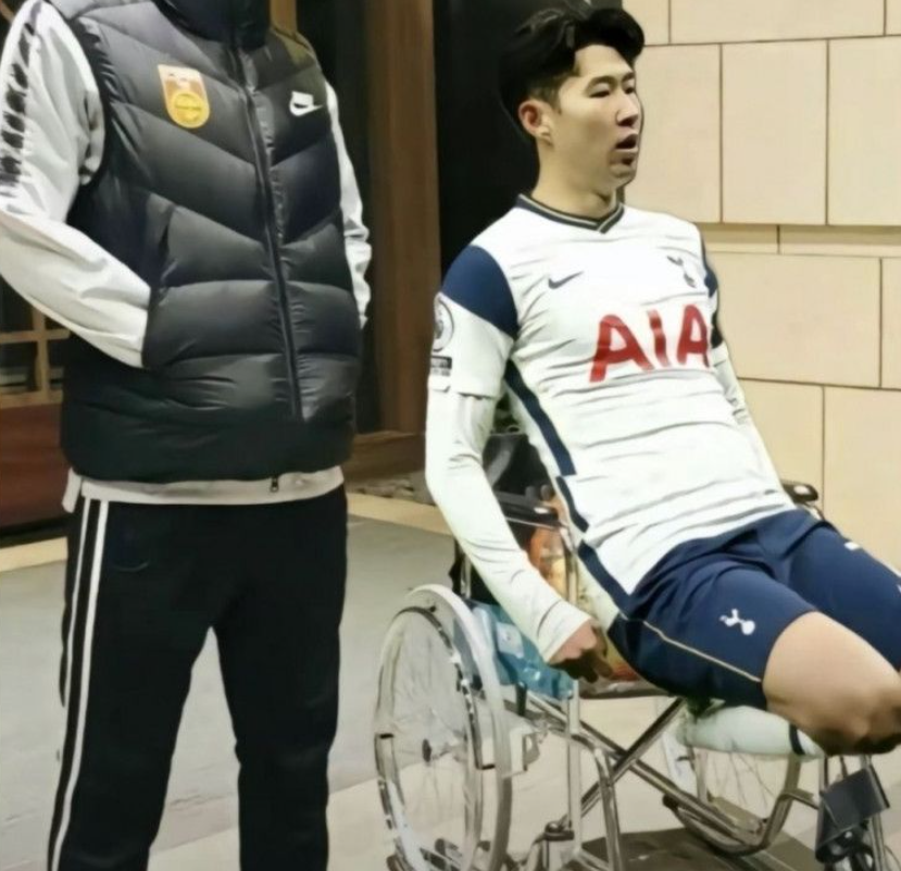 손흥민이 휠체어에 타고 있는 합성 사진이 중국 소셜미디어(SNS)에 퍼져 논란이 되고 있다. 온라인 커뮤니티 캡처