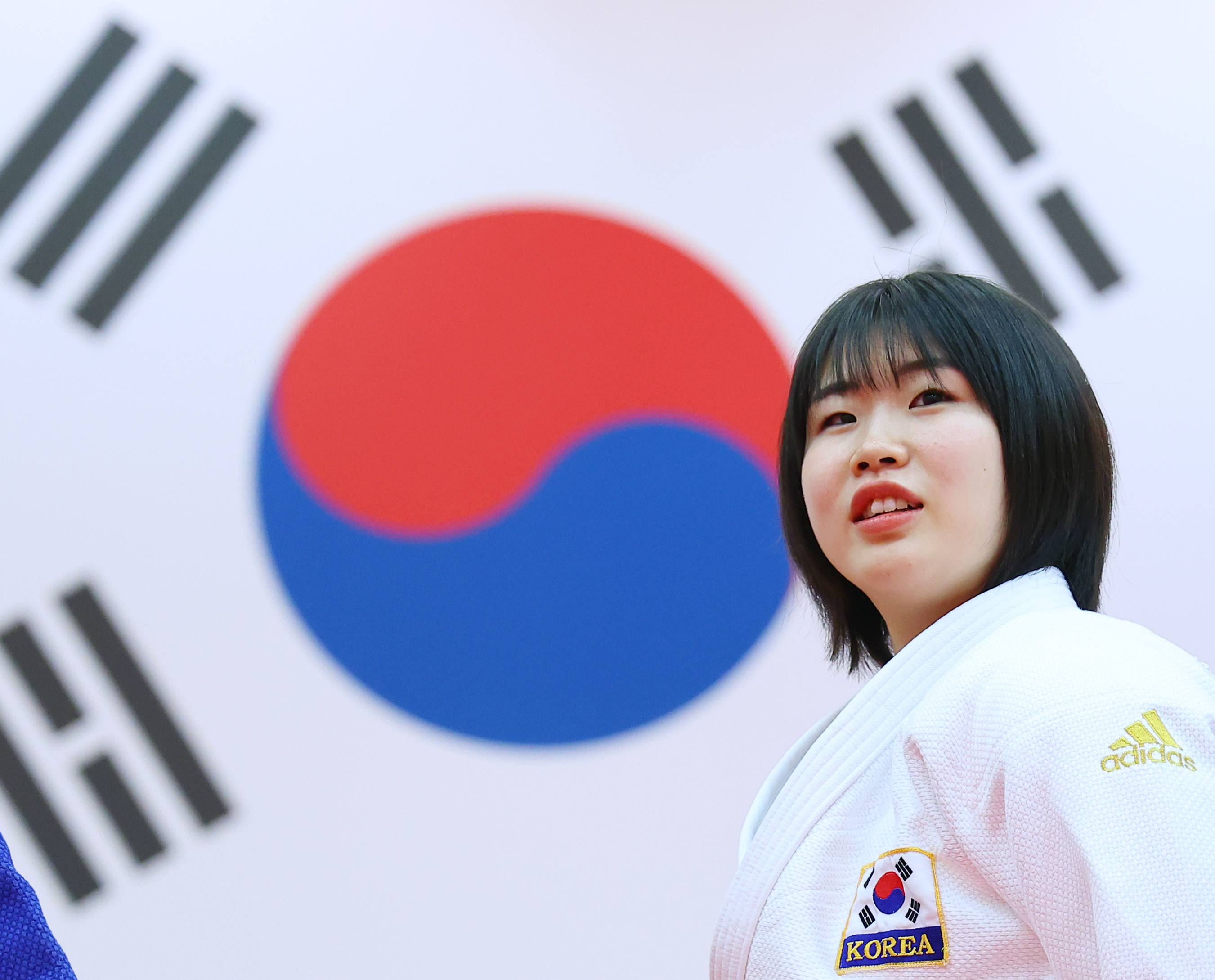 13일 오전 충북 진천국가대표선수촌 필승관에서 열린 2024 파리 하계올림픽 유도 대표팀 미디어데이 행사에서 여자 57kg급에 출전하는 허미미가 태극기 앞에서 단체 촬영을 준비하고 있다. 연합뉴스