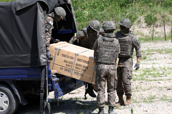 폭약 옮기는 장병들