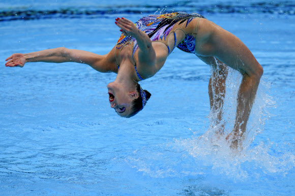 네덜란드의 브레제 마리아 안토니아 드 브루워와 노오르제 요한나 코넬리아 드 브루워가는 12일(현지시간) 세르비아 베오그라드의 스포츠 및 레크리에이션 센터 밀란 게일 무스카티로비치에서 열린 유럽 수영 선수권 대회 베오그라드 2024 아티스틱 스위밍의 혼합 듀엣 프리 결승전에서 멋진 연기를 펼치고 있다. AP 연합뉴스