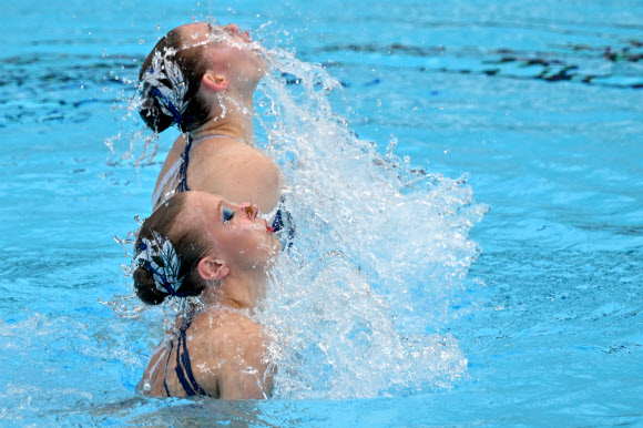 Finland‘s Mari Moilala and Iiris-Maria Nurmi compete in the Artistic Swimming Duet Free Final during the LEN European Aquatics Championships, at the Milan Gale Muskatirovic sports centre in Belgrade, on June 12, 2024. AFP 연합뉴스