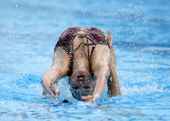 독일의 로빈 위엔과 솔렌 귀사드가 12일(현지시간) 세르비아 베오그라드의 스포츠 및 레크리에이션 센터 밀란 게일 무스카티로비치에서 열린 유럽 수영 선수권 대회 베오그라드 2024 아티스틱 스위밍의 혼합 듀엣 프리 결승전에서 멋진 연기를 펼치고 있다. 로이터 연합뉴스