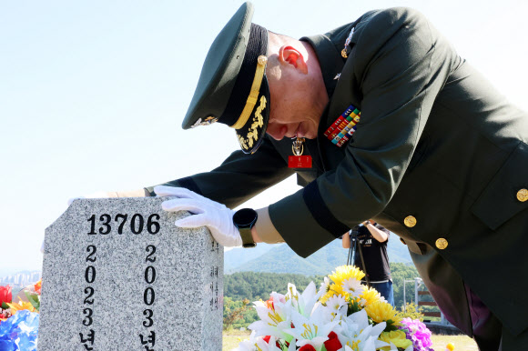채상병 묘역에서 눈물 흘리는 전 대대장