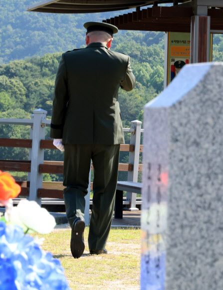 채상병 묘역 앞 슬픔 억누르는 전 대대장