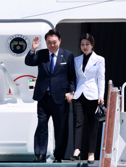우즈베키스탄을 국빈 방문한 윤석열 대통령과 김건희 여사가 13일(현지시간) 우즈베키스탄 타슈켄트 국제공항에 도착해 전용기인 공군 1호기에서 내리며 인사하고 있다. 2024.6.13  연합뉴스