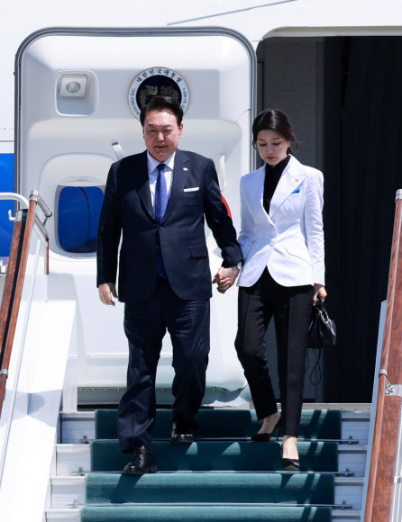우즈베키스탄을 국빈 방문한 윤석열 대통령과 김건희 여사가 13일(현지시간) 우즈베키스탄 타슈켄트 국제공항에 도착해 전용기인 공군 1호기에서 내리고 있다. 2024.6.13  연합뉴스