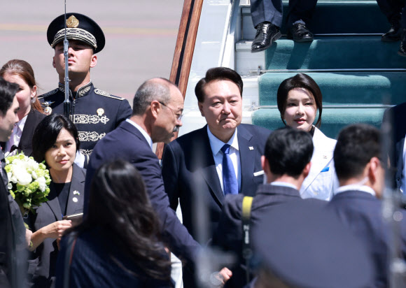 우즈베키스탄을 국빈 방문한 윤석열 대통령과 김건희 여사가 13일(현지시간) 우즈베키스탄 타슈켄트 국제공항에 도착해 전용기인 공군 1호기에서 내려 아리포프 우즈베키스탄 총리로부터 영접 인사 소개를 받고 있다. 2024.6.13  연합뉴스