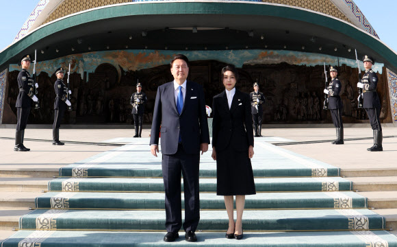 우즈베키스탄을 국빈 방문 중인 윤석열 대통령과 김건희 여사가 13일(현지시간) 타슈켄트 양기 우즈베키스탄 공원광장에 위치한 독립기념비를 방문해 기념 촬영을 하고 있다.   2024.6.13  연합뉴스