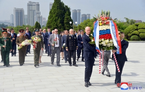 주북 러시아 대사관, 평양 해방탑·소련군열사묘에 헌화