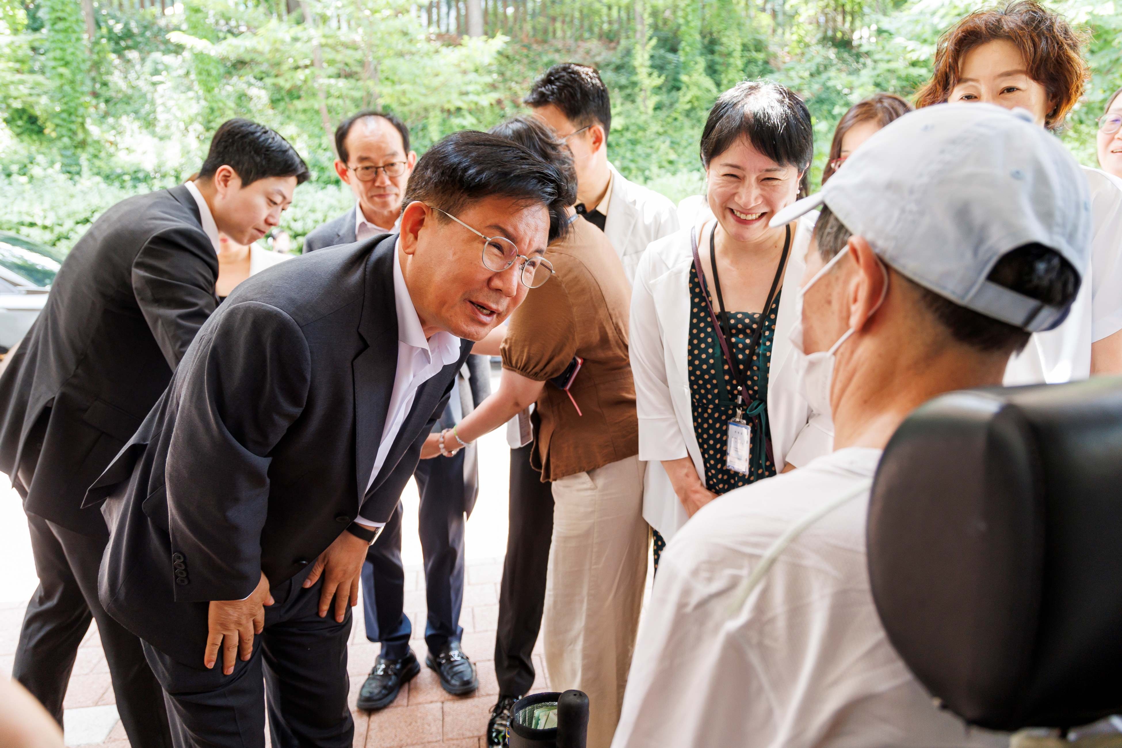 지난해 마포장애인종합복지관에서 열린 휠피 바자회에 참석해 구민과 인사를 나누는 박강수(왼쪽) 서울 마포구청장. 마포구 제공