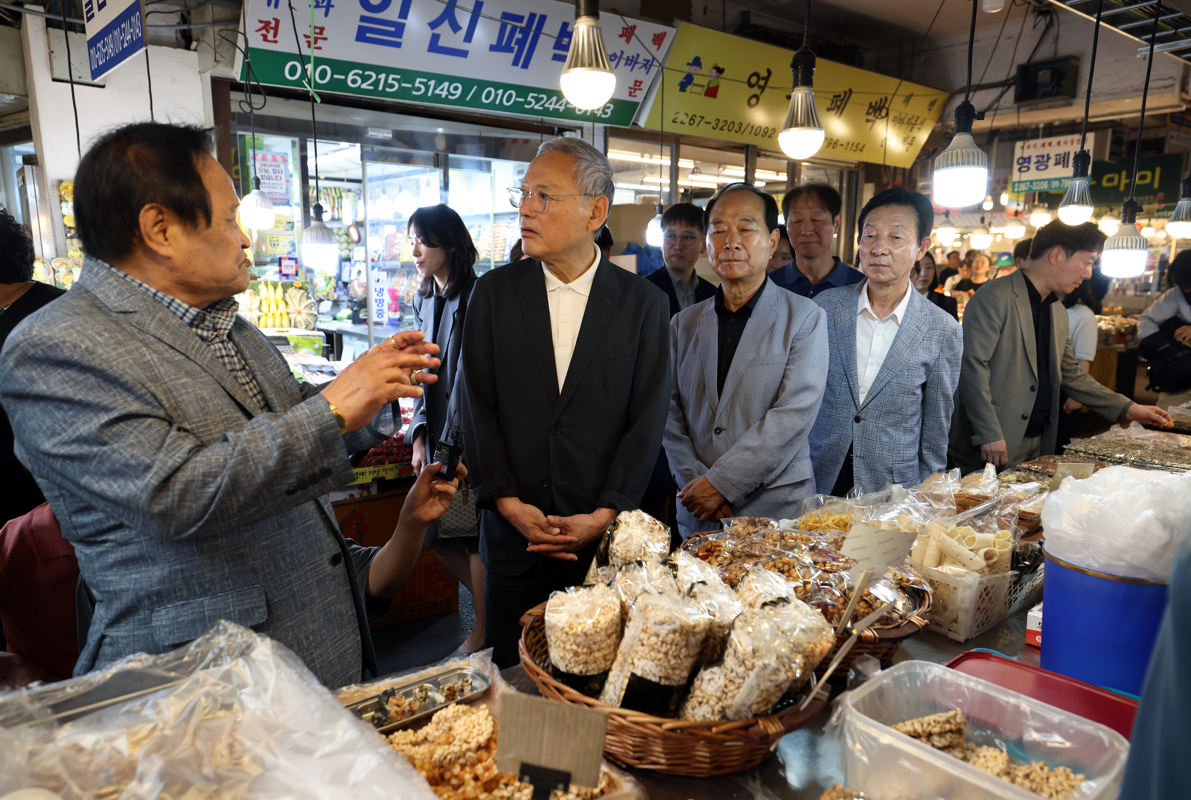 광장시장 찾은 유인촌 장관