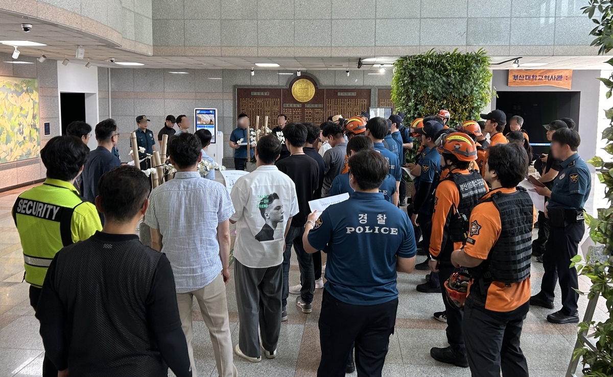 부산경찰이 14일 폭탄 테러가 예고된 부산대 건물을 수색하고 있다. 연합뉴스