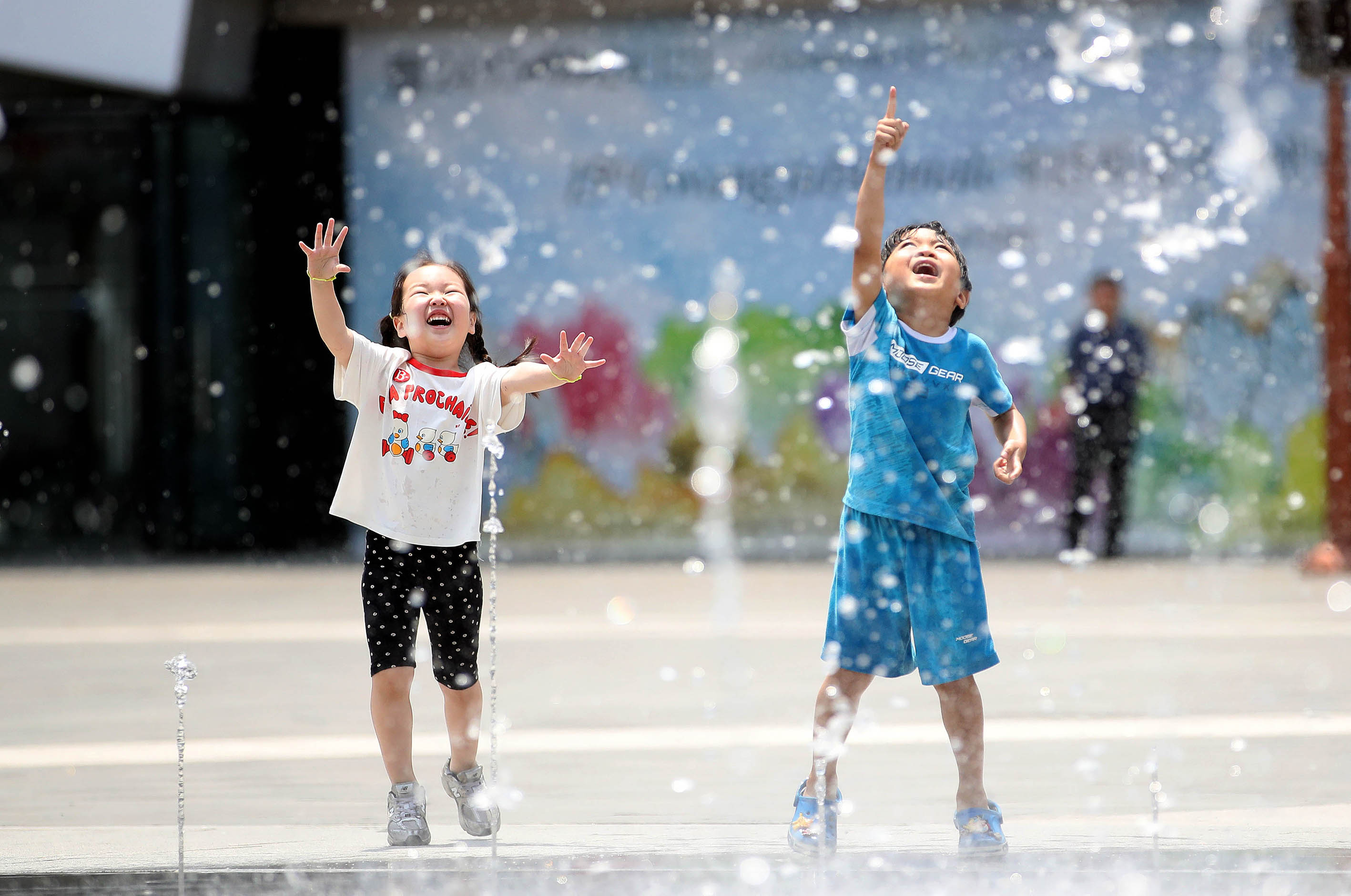 11일 광주 북구 용봉동 비엔날레 광장 바닥분수에서 아이들과 더위를 식히고 있다. 광주 북구청 제공