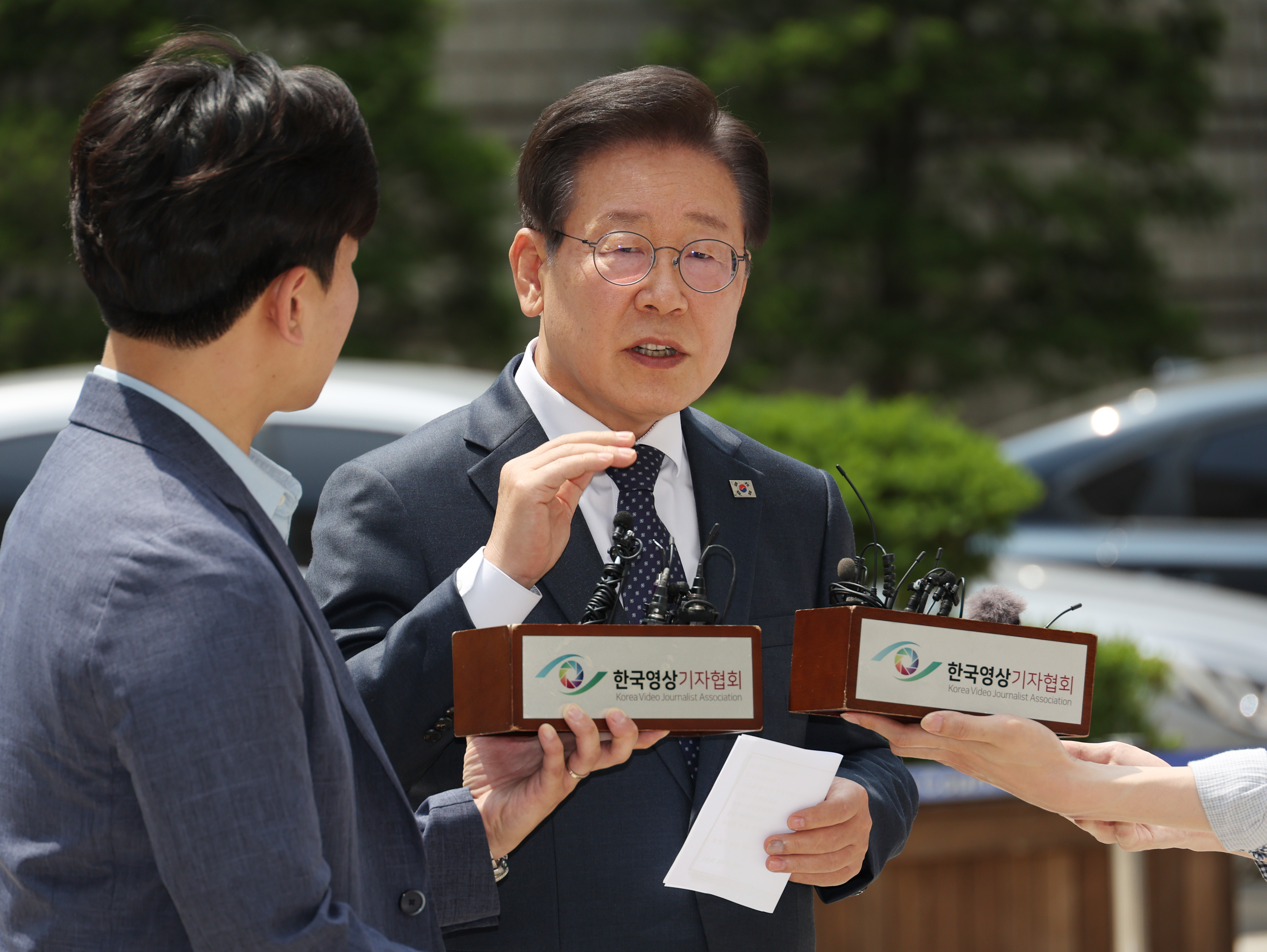 이재명 더불어민주당 대표가 지난 14일 서울 서초동 서울중앙지법에서 열린 공직선거법 위반 혐의 재판에 출석하기에 앞서 취재진에게 입장을 말하고 있다. 2024.6.14 연합뉴스