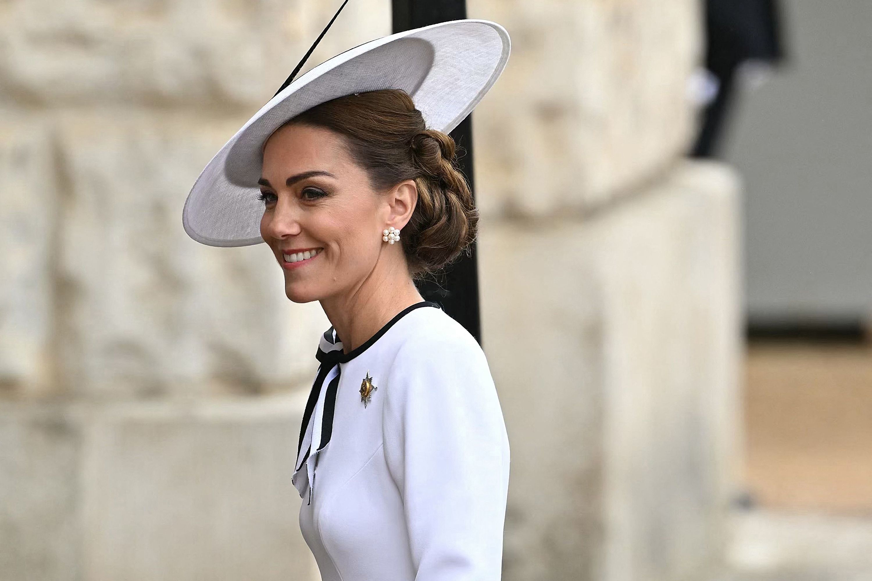 15일(현지시간) 영국 국왕 생일 기념 군기분열식(Trooping the Colour)에 참석한 케이트 미들턴 왕세자빈이 환하게 웃고 있다. AFP 연합뉴스