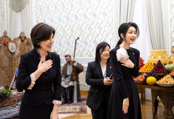 김건희 여사가 14일 오전(현지시간) 우즈베키스탄 타슈켄트 대통령궁 대통령궁 ‘히바’동(문화행사장)에서 샤브카트 미르지요예프 우즈베키스탄 대통령의 배우자인 지로아트 미르지요예바 여사와 공연 관람 뒤 감사 인사를 하고 있다. 2024.6.14  공동취재