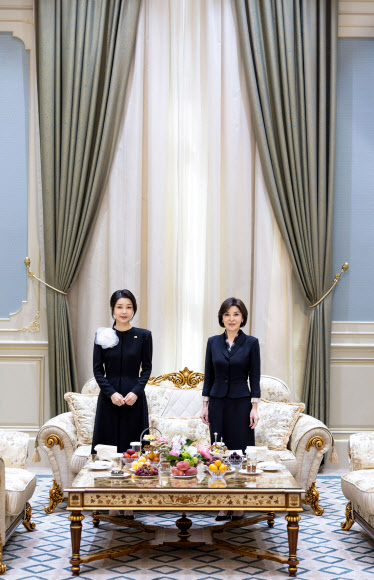 김건희 여사가 14일 오전(현지시간) 우즈베키스탄 타슈켄트 대통령궁 영빈관 본관 환담장에서 샤브카트 미르지요예프 우즈베키스탄 대통령의 배우자인 지로아트 미르지요예바 여사와 기념촬영을 하고 있다. 2024.6.14  공동취재