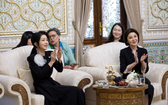 김건희 여사가 14일 오전(현지시간) 우즈베키스탄 타슈켄트 대통령궁 대통령궁 ‘히바’동(문화행사장)에서 샤브카트 미르지요예프 우즈베키스탄 대통령의 배우자인 지로아트 미르지요예바 여사와 우즈베크 전통 결혼예식 재연 모습을 관람하고 있다. 2024.6.14  공동취재