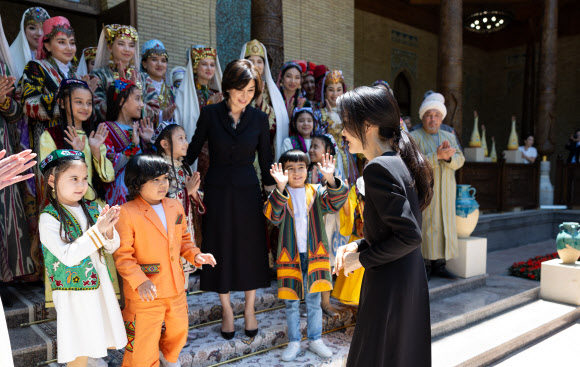 김건희 여사와 샤브카트 미르지요예프 우즈베키스탄 대통령의 배우자인 지로아트 미르지요예바 여사가 14일 오전(현지시간) 우즈베키스탄 타슈켄트 대통령궁 대통령궁 ‘히바’동(문화행사장)에서 배우자 문화 프로그램에 참가한 어린이와 인사하고 있다. 2024.6.15  공동취재