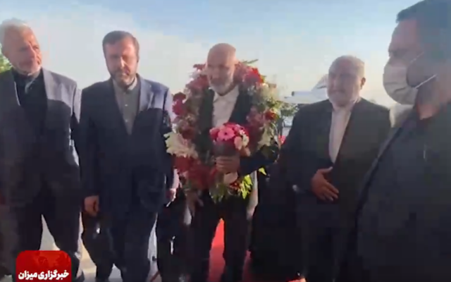 스웨덴에서 정치범 학살 혐의로 종신형을 받고 수감됐던 이란의 전 정부 관리 하미드 누리(가운데)가 풀려나 15일 테헤란 공항에 도착해 환영받고 있다. 이란 국영TV 캡처