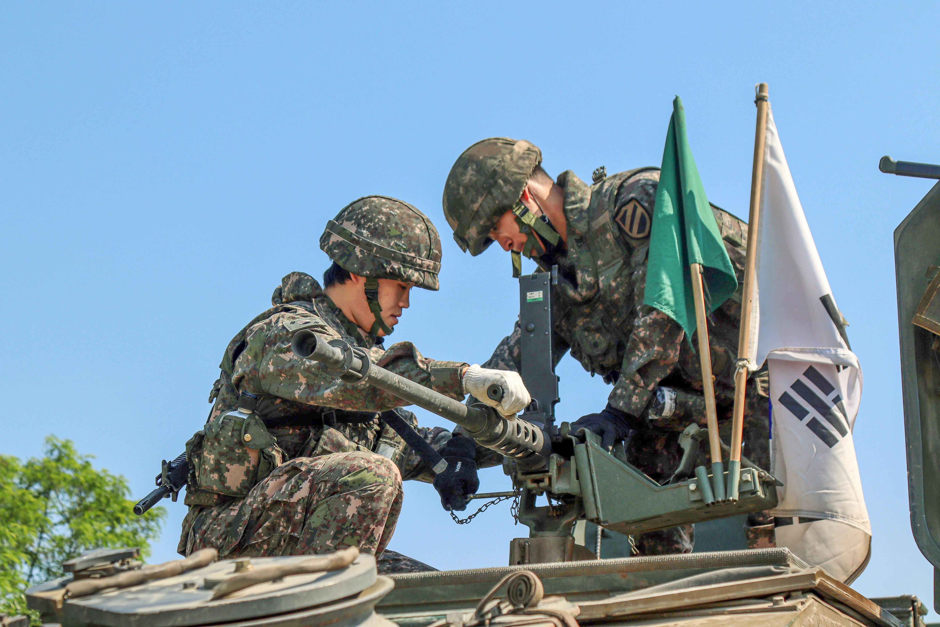 지난달 30일 홍천군 일원에서 열린 예비군 동원훈련에서 육군 11사단 결전여단 예비역 장병들이 K-21 경구난장갑차에 K-6 기관총을 장착하고 있다. 육군 11사단 제공.