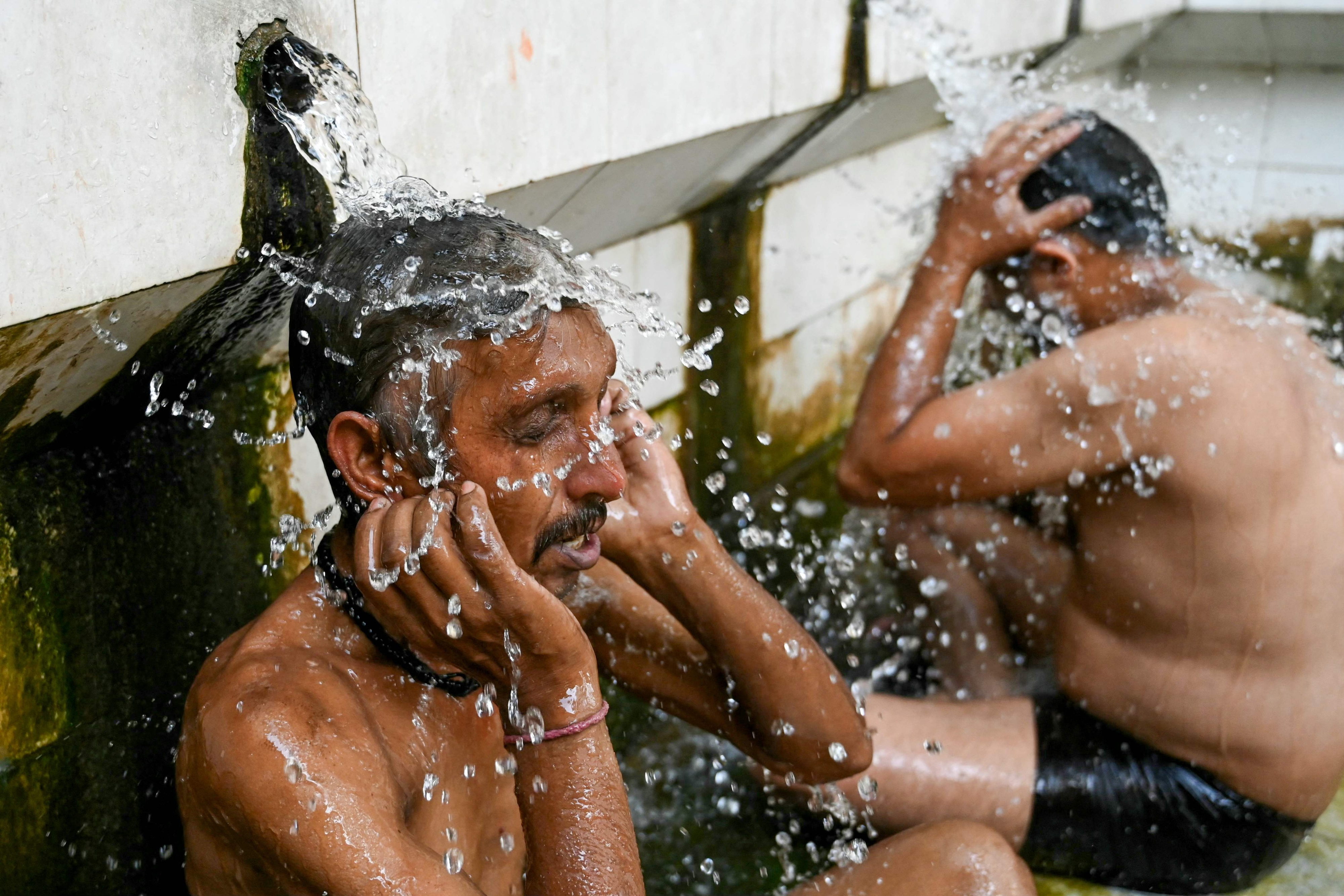 지난 14일 인도 펀자브주 암리차르에서는 시민들이 길거리 샤워 시설을 찾아 열기를 식히고 있다. 인도 북부 일부 지역 기온은 지난달 중순부터 45도 이상 끓어오르며 사상 최장기간 폭염을 기록 중이다. 암리차르 AFP 연합뉴스
