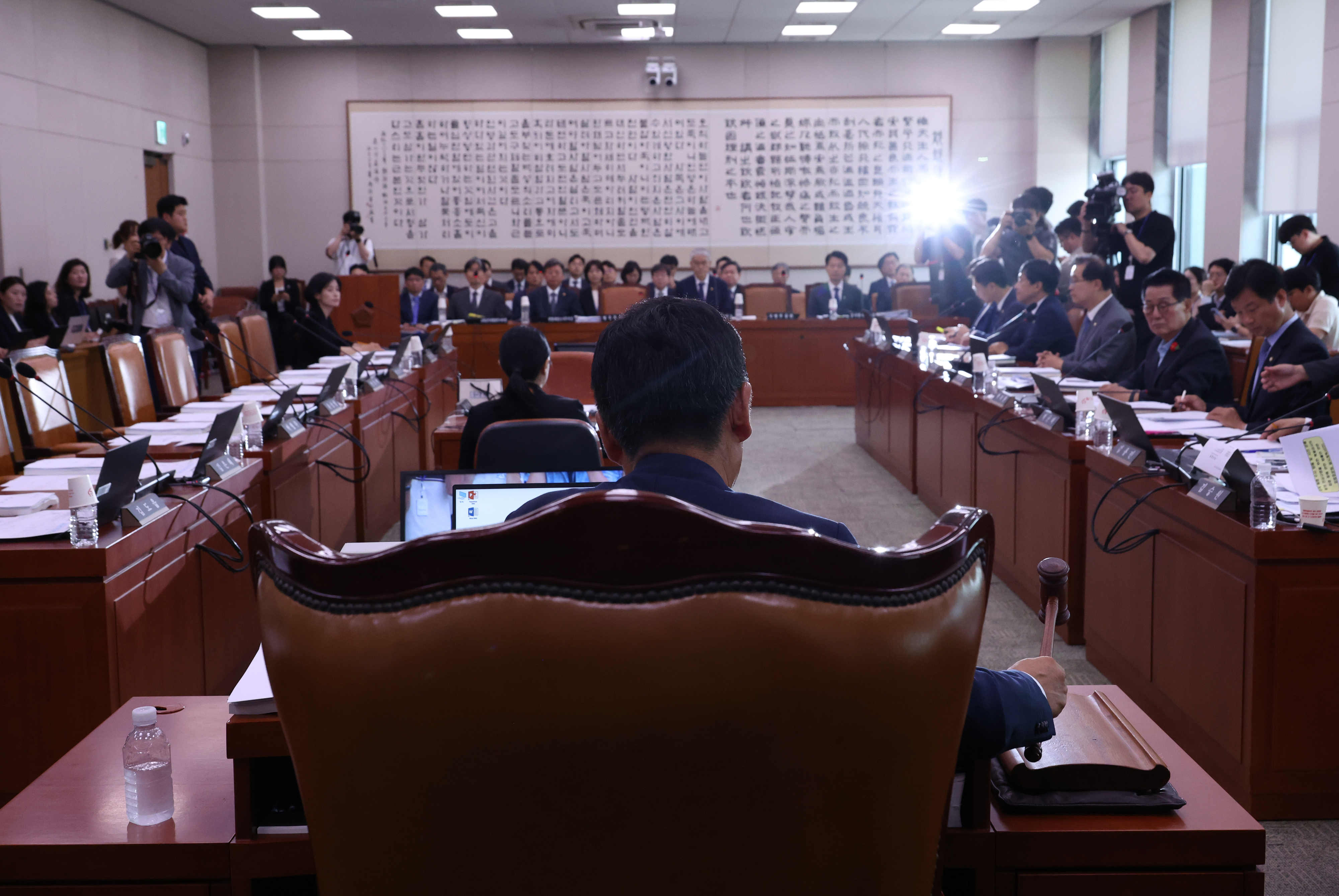 국회 법제사법위원장인 더불어민주당 정청래 의원이 14일 국회에서 열린 법사위 전체회의에서 의사봉을 두드리고 있다. 왼쪽은 이날 회의에 불참한 국민의힘 의원들의 빈 자리. 2024.6.14 연합뉴스