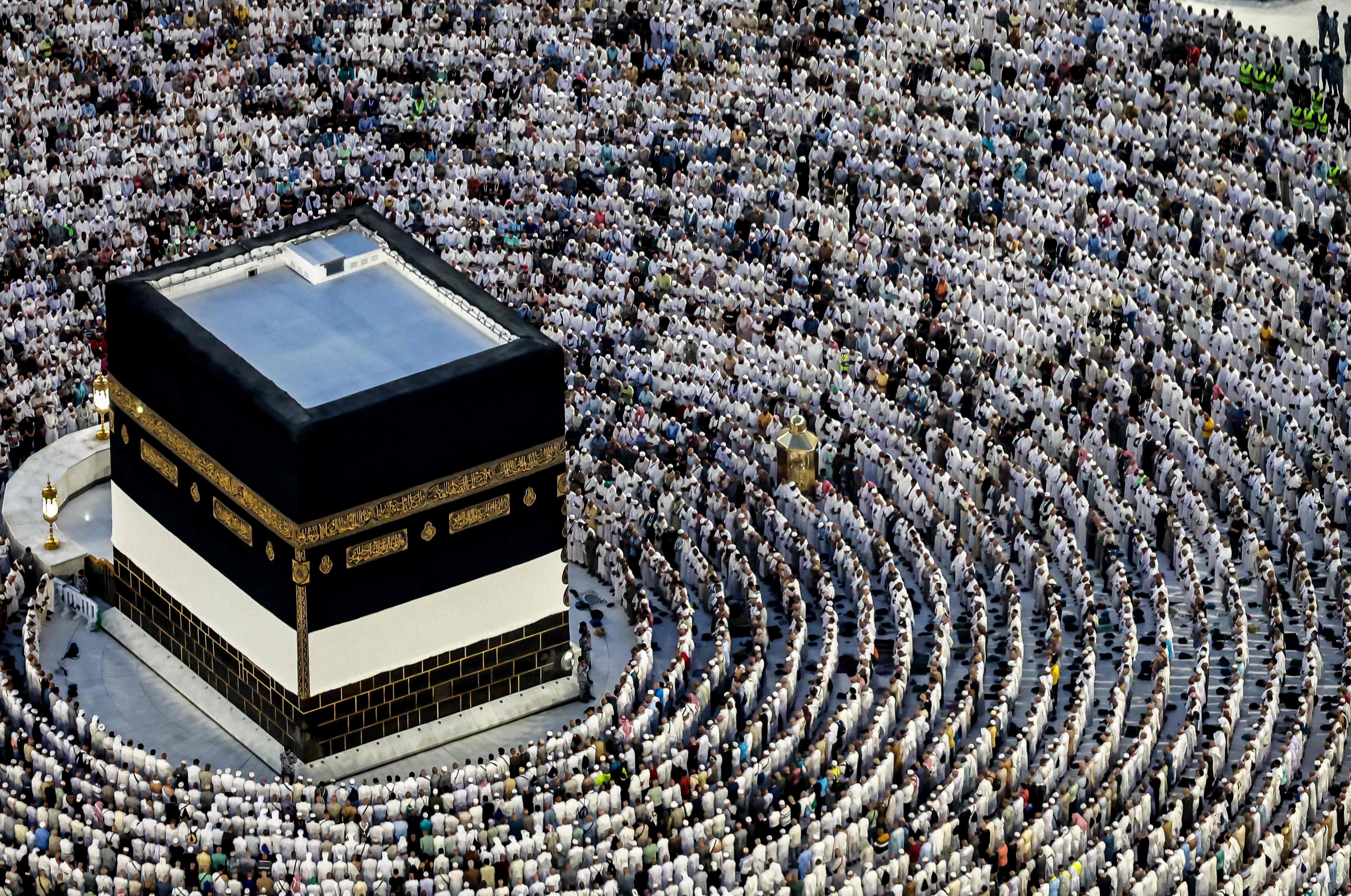 사우디아라비아 성지 메카의 대사원 ‘카바’를 도는 의식 중인 이슬람 신도들. 2024.6.16 AFP 연합뉴스