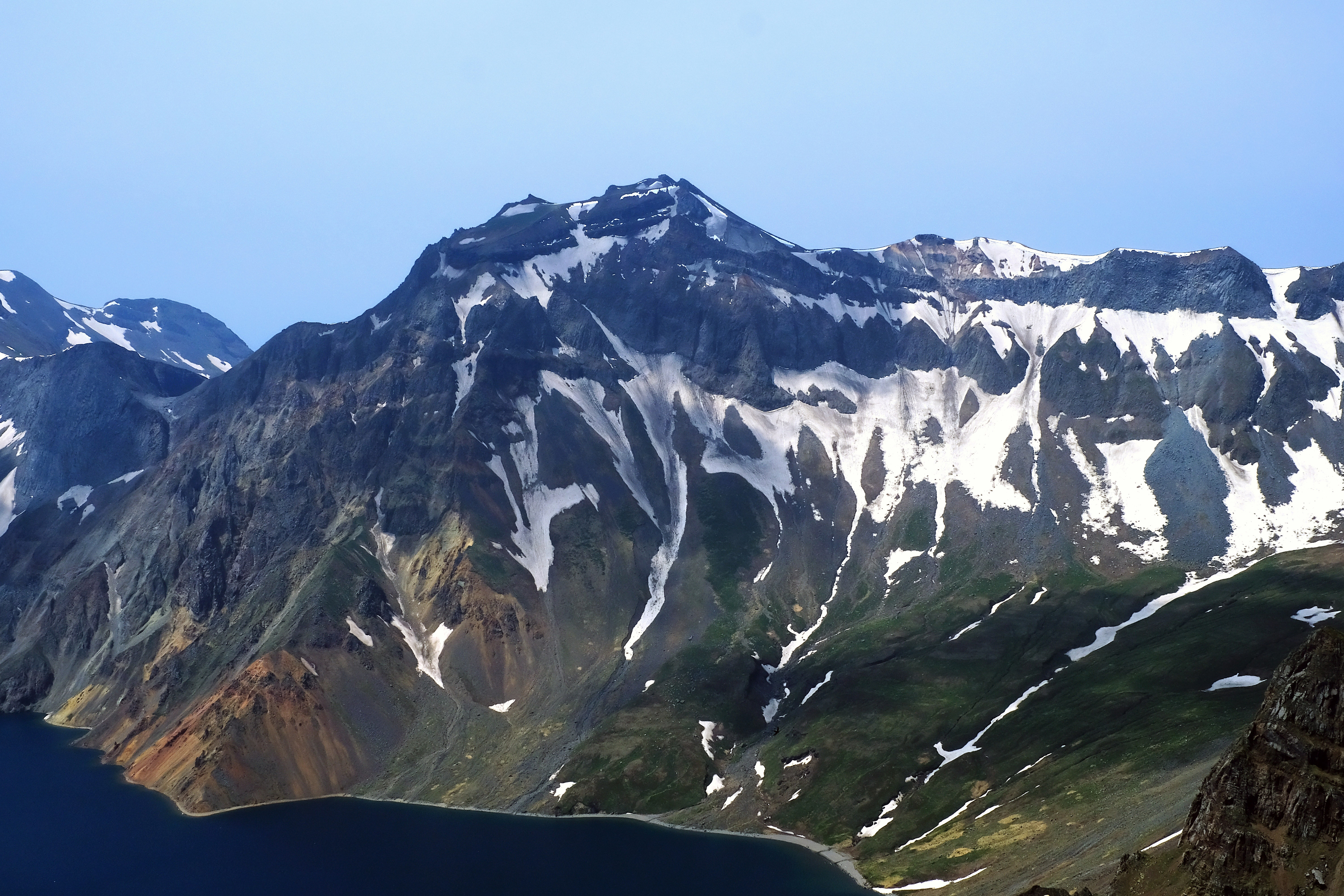 지난 11일 백두산(2,744m) 천지 북파지역 천문봉에서 바라본 관일봉에 녹지 않은 눈과 얼음이 남아있다. 2024.6.11 옌지 홍윤기 기자