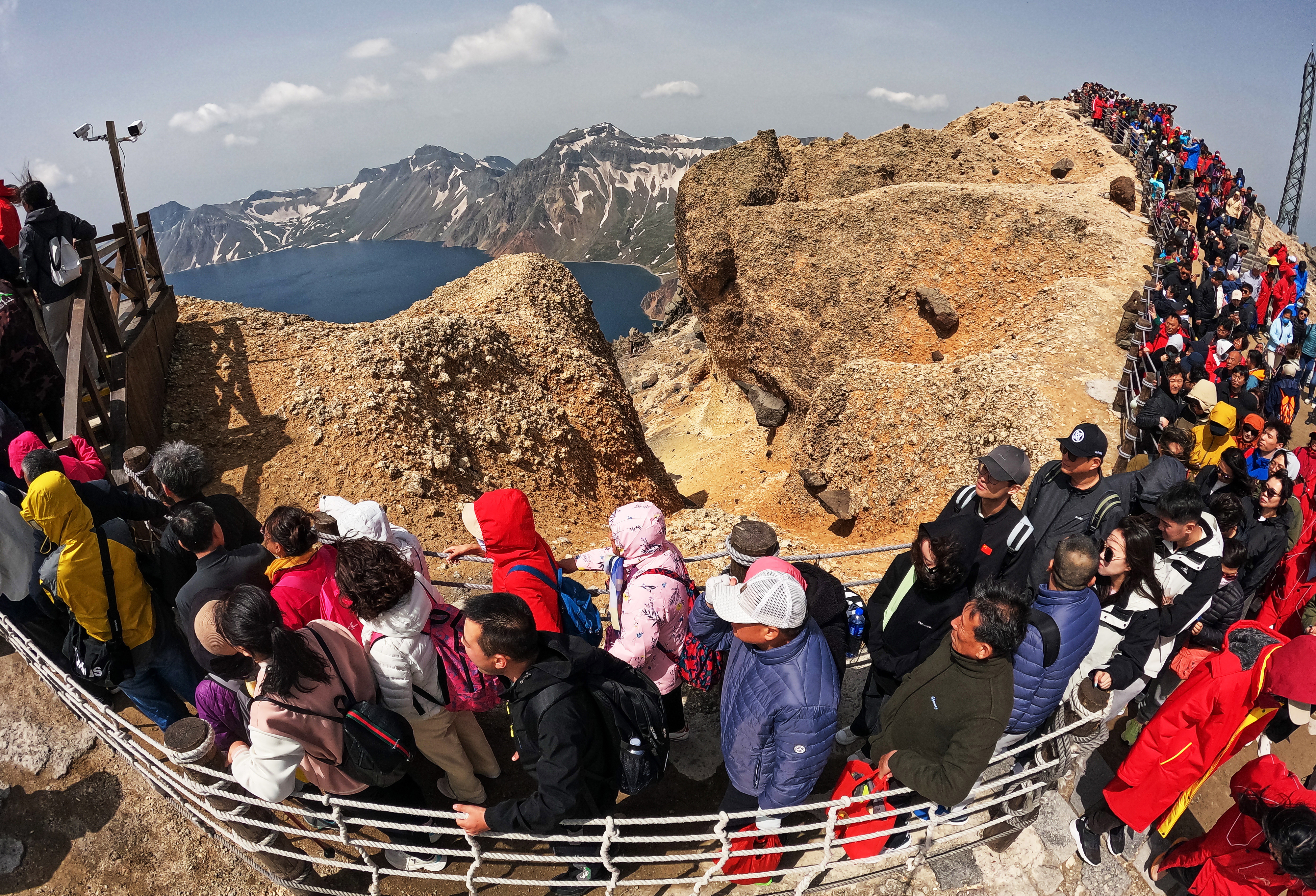 지난 11일 백두산(2,744m) 천지가 중국인 관광객들로 인산인해를 이루고 있다. 2024.6.11 옌지 홍윤기 기자