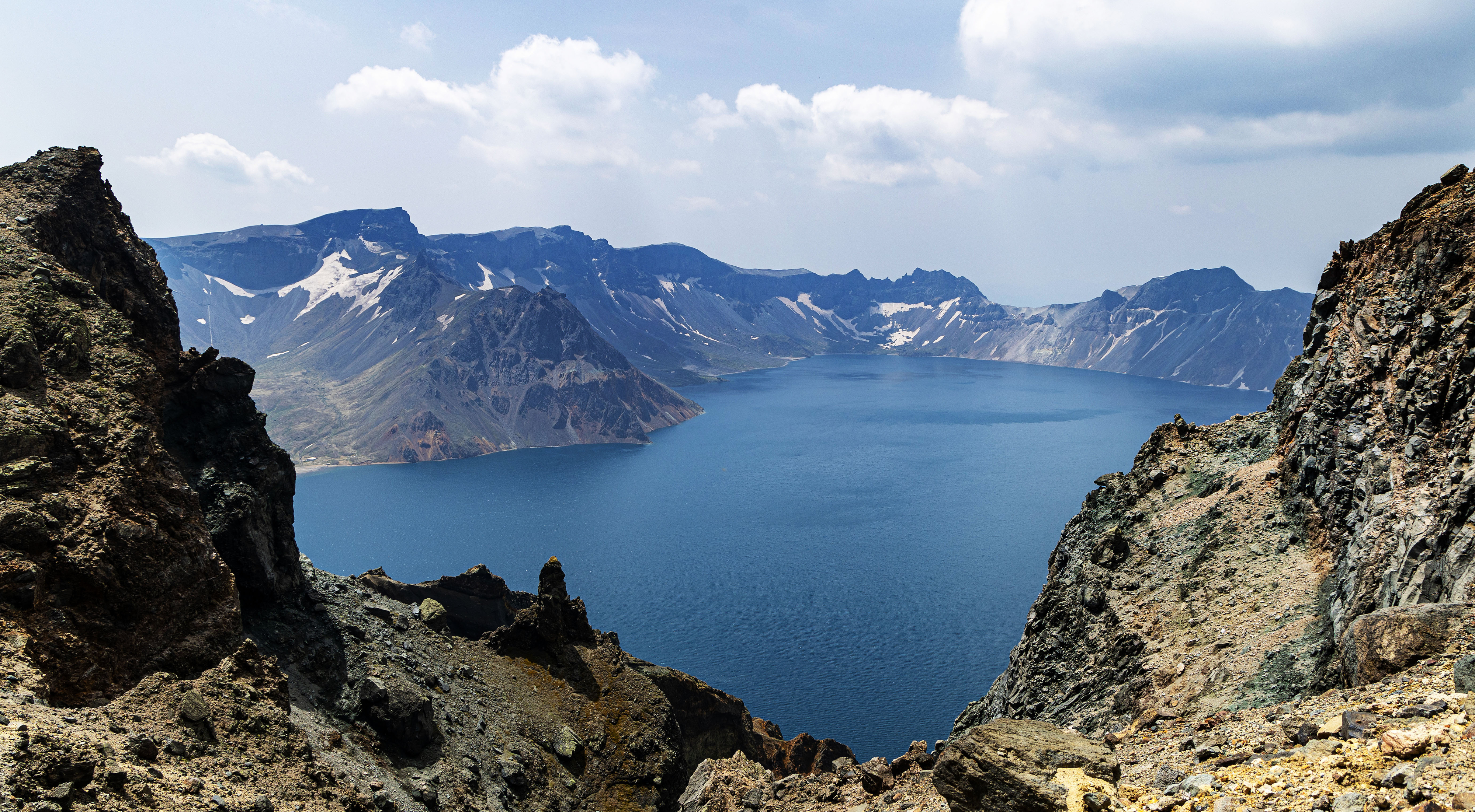 지난 11일 백두산(2,744m) 북파지역 천문봉에서 바라본 천지. 2024.6.11 옌지 홍윤기 기자