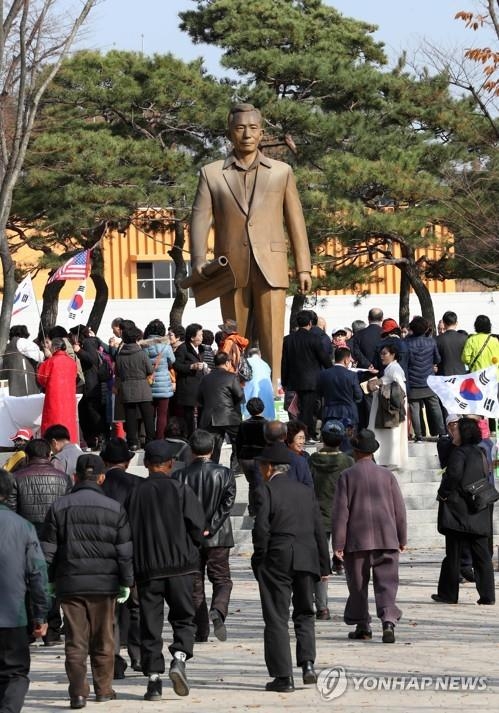 박정희 전 대통령 동상 경북 구미시 상모사곡동 박정희 전 대통령 생가에 동상이 설치된 전경. 연합뉴스