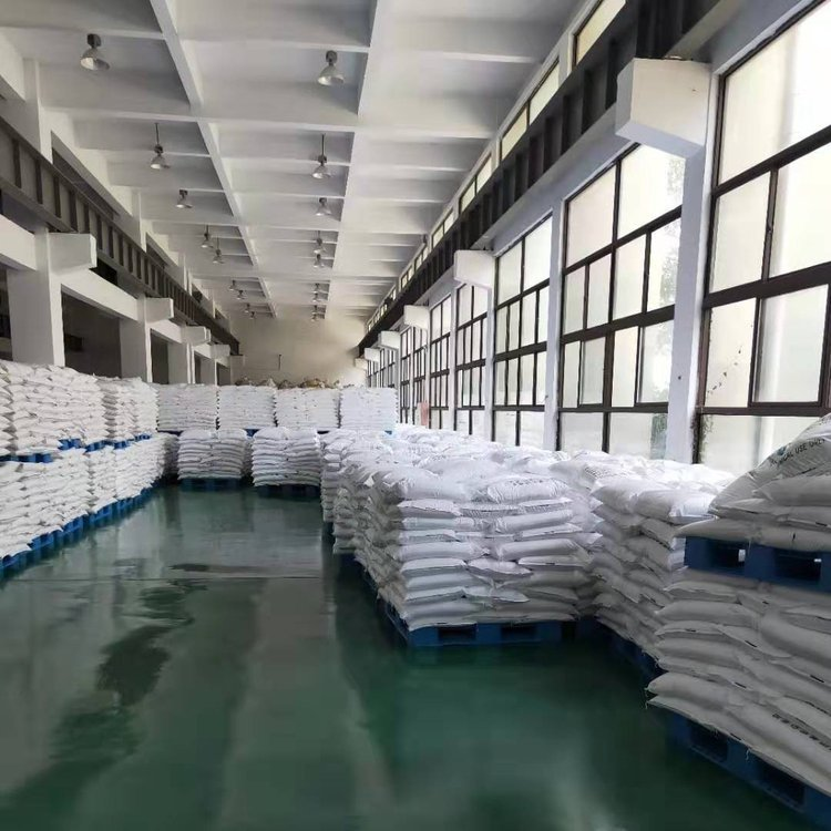 중국의 한 창고에 식물용 질소 비료의 원료로 사용되기 위한 요소가 쌓여 있다. 중국화학비료망 캡처