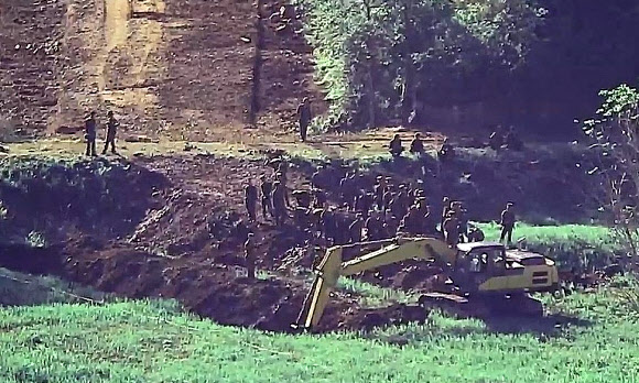 최근 비무장지대(DMZ)에서 작업 중이던 북한군 다수 인원이 지뢰 폭발로 다치거나 숨지는 사고가 발생했다고 군 당국이 18일 밝혔다. 합동참모본부 관계자는 이날 언론브리핑에서 “북한군은 전선지역 일대 불모지 조성 및 지뢰 작업 중 여러 차례의 지뢰 폭발 사고로 다수의 사상자가 발생하고 있음에도 불구하고 무리하게 (DMZ에서) 작업을 진행하고 있는 것으로 보인다”고 밝혔다. 사진은 전선지역에서 전술도로 보강 작업 중인 북한군. 2024.6.18 합동참모본부 제공.