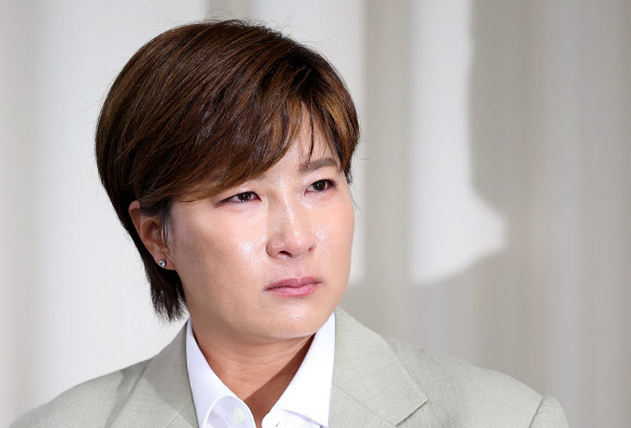 기자회견 중 눈물 보이는 박세리