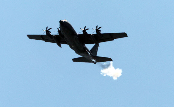 사격하는 미 특수전 항공기 AC-130J