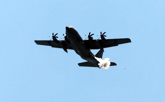사격하는 미 특수전 항공기 AC-130J