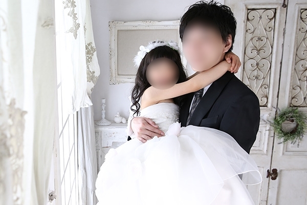 일본에서 ‘아버지의 날’을 기념해 아빠와 딸이 ‘웨딩사진’ 콘셉트로 찍는 촬영회를 기획한 사진관이 논란이다. 사진은 해당 사진관에서 홍보용으로 사용하고 있는 이미지. 홈페이지 캡처