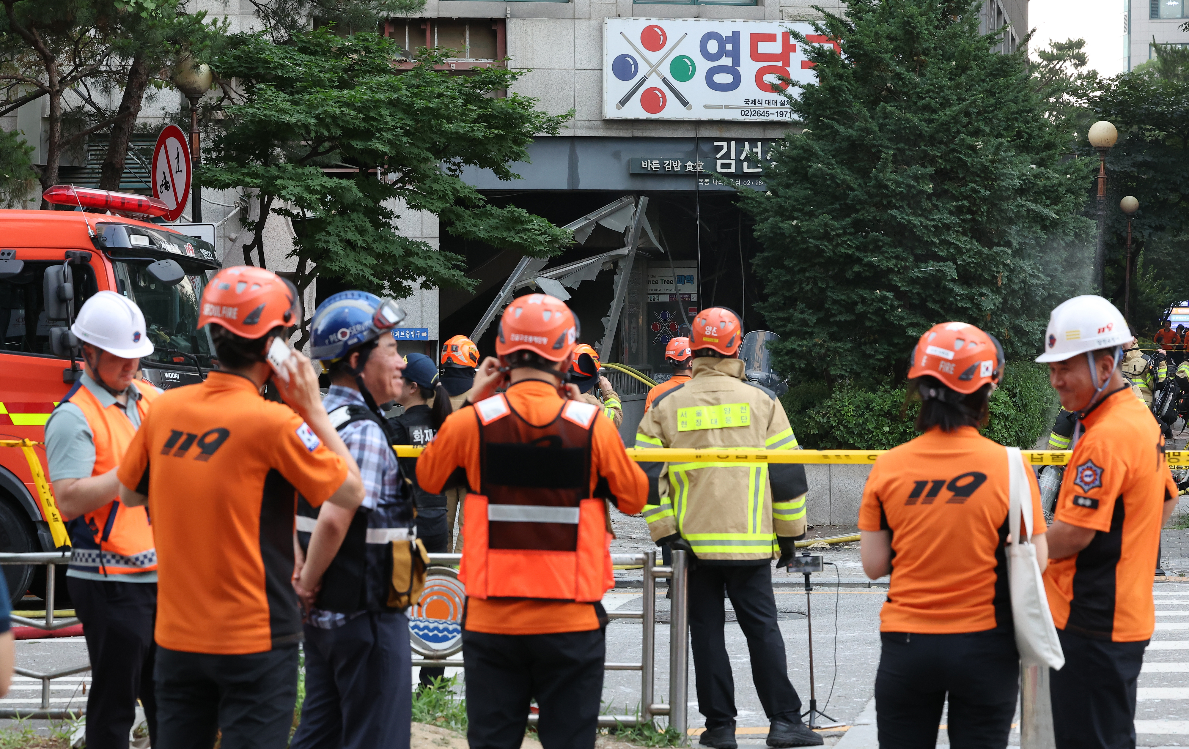 19일 서울 양천구 목동에 있는 23층짜리 아파트 지하 주차장에서 오전 8시쯤 화재가 발생해 소방당국이 9시간 넘게 진화 작업을 벌이고 있다. 2024.6.19 연합뉴스