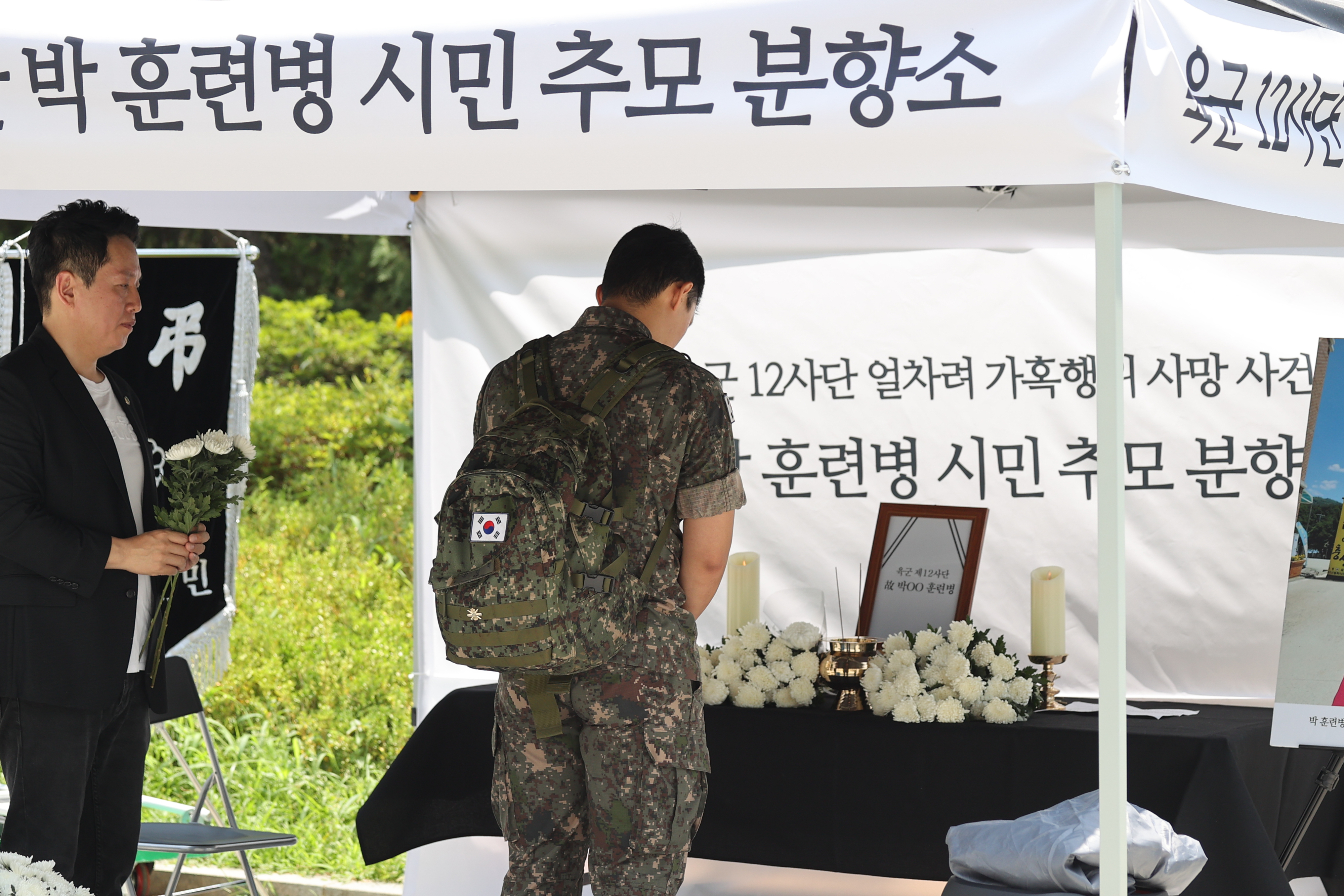 지난 6월 19일 서울 용산역 광장에 마련된 육군 12사단 박 훈련병 시민 추모 분향소에서 한 장병이 고인을 추모하고 있다. 2024.6.19 연합뉴스