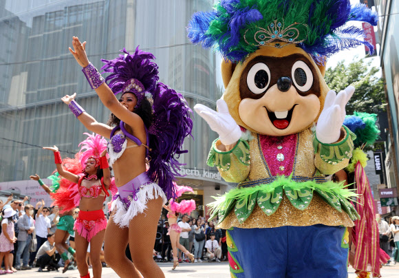 명동에서 즐기는 롯데월드 삼바 공연