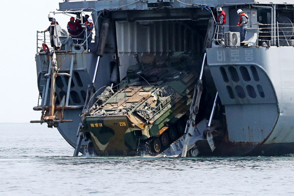 상륙함에 오르는 해병대 장갑차