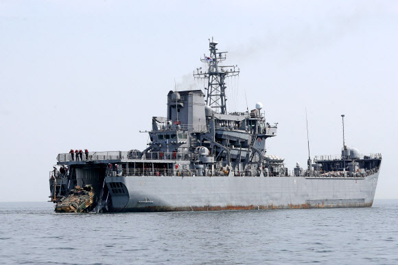 상륙함에 오르는 해병대 장갑차