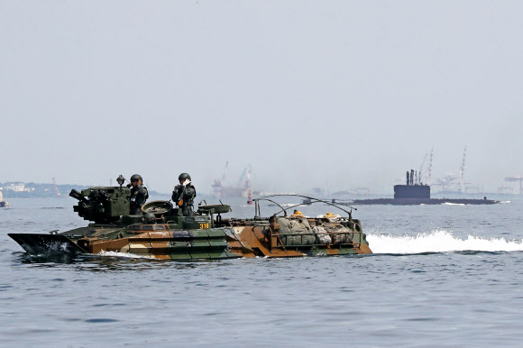 잠수함과 장갑차